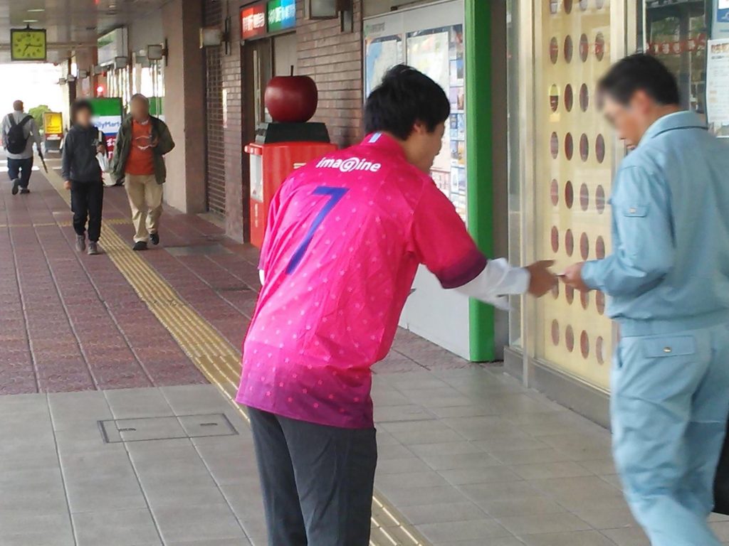 チラシ配布_弘前駅前